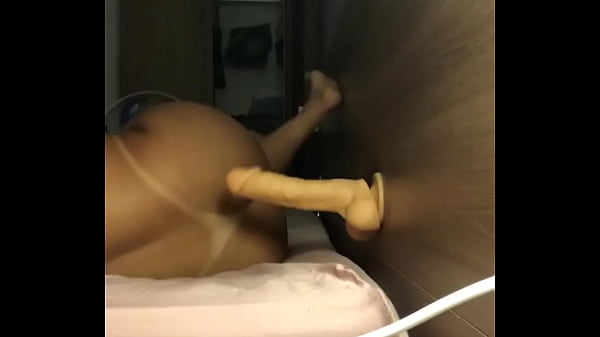 Milf se masturbando no consolo