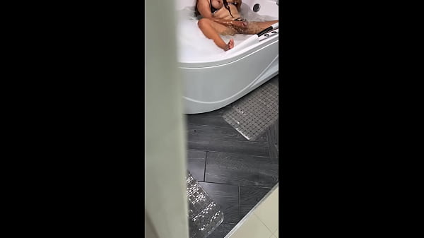 MILF CACHONDA DE CULO ENORME ES MIRADA FUTIVAMENTE POR EL PERVERTIDO DE SU HIJASTRO MIENTRAS SE MASTURBA EN LA DUCHA