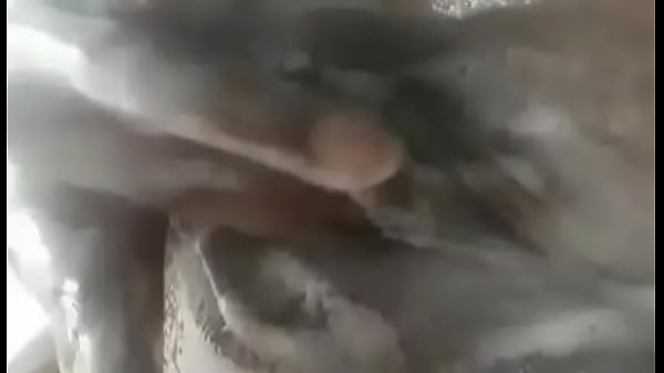 Me enjabono la panocha y me caliento tanto que me meto los dedos